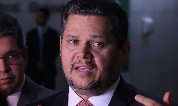 Alcolumbre envia PEC do fim da escala 6x1 para CCJ do Senado 