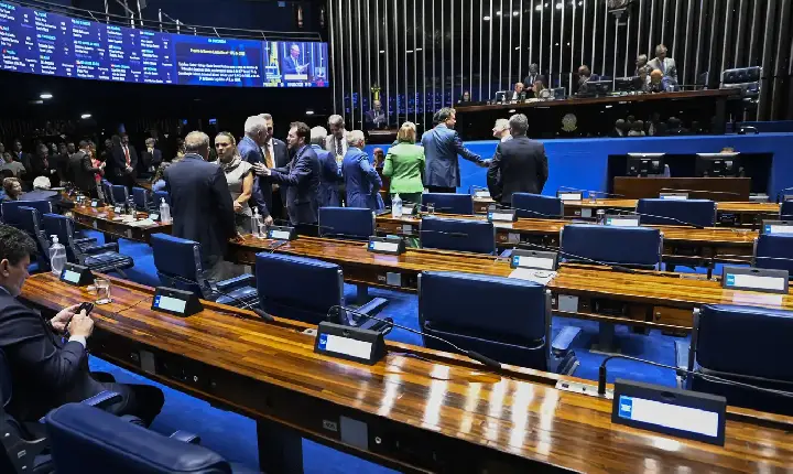 Aziz articula rito especial para levar PEC da escala 6x1 ao plenário