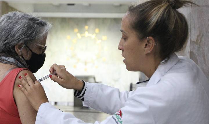 Butantan busca voluntários para teste de vacina da gripe para idosos