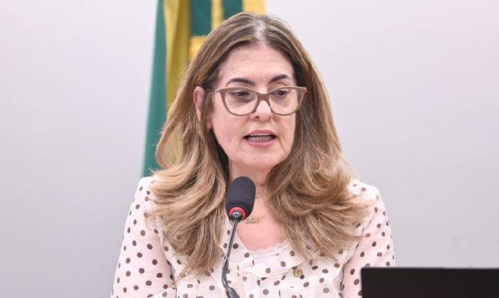 Comissão aprova regras para uniformes e veda vestimentas que violem a dignidade do empregado