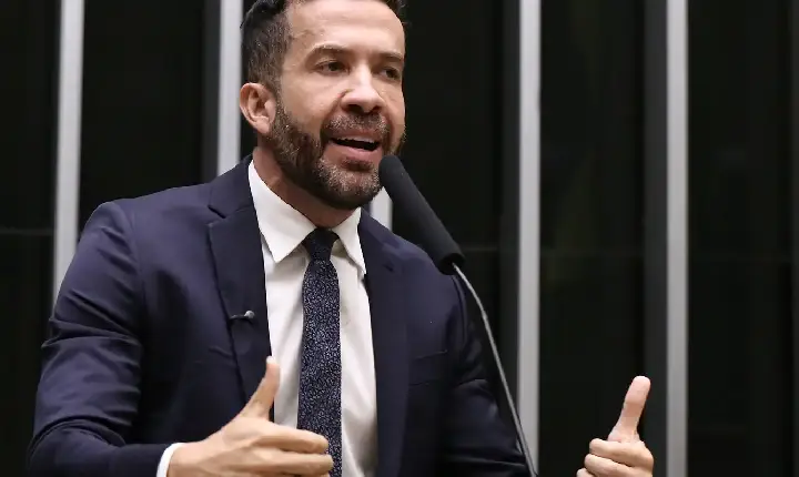 Deputado André Janones é internado com arritmia em São Paulo