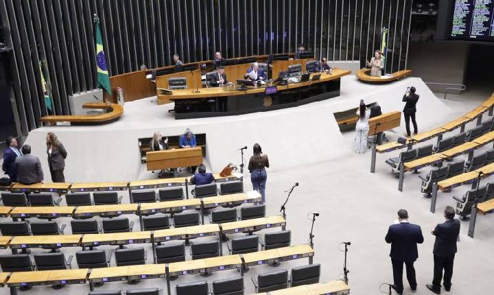 Deputados iniciam votações do Plenário e aprovam urgência para dois projetos; acompanhe