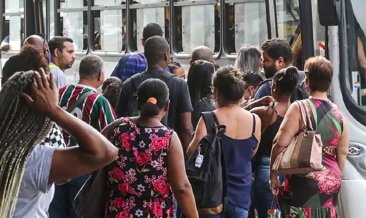 Desemprego mais longo cai 21,7% e é o menor já registrado pelo IBGE