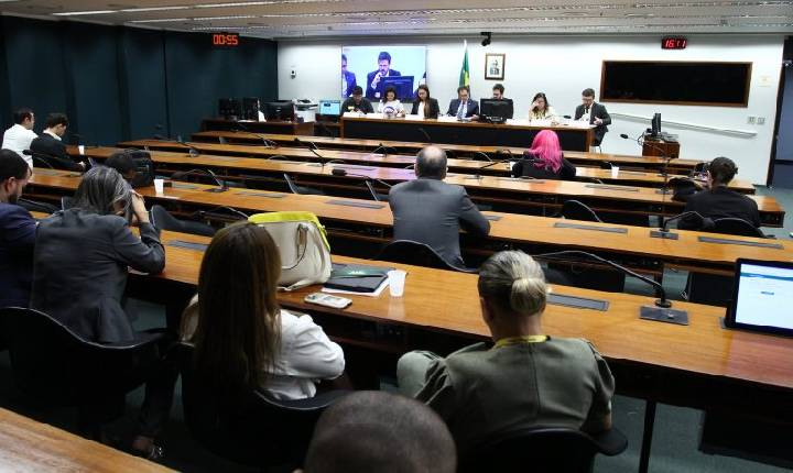 Estudantes e representantes de faculdades particulares pedem revisão de regras do Fies