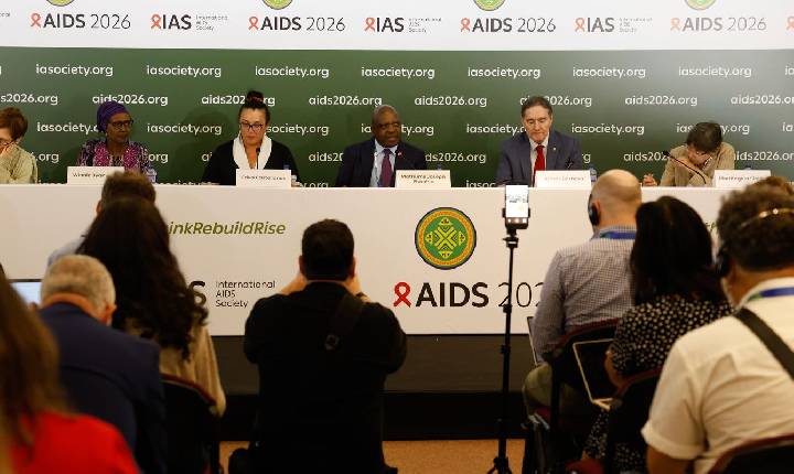 Infecções e mortes por HIV caem, mas falta de recursos ameaça avanços