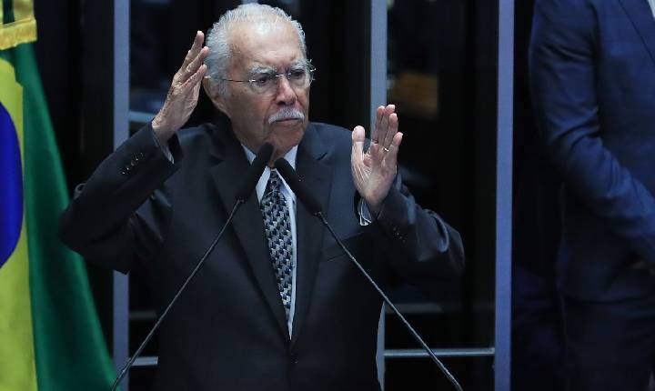 José Sarney é internado em UTI após procedimento abdominal