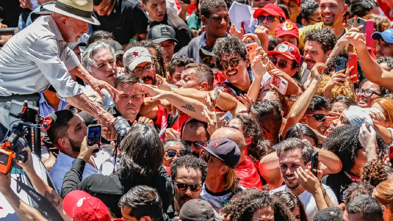 Lula afirma que PT entrará na Justiça contra suspensão de canal
