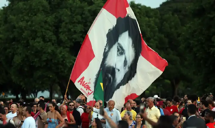 Lula e eleitores idosos se emocionam em “festa de aniversário”