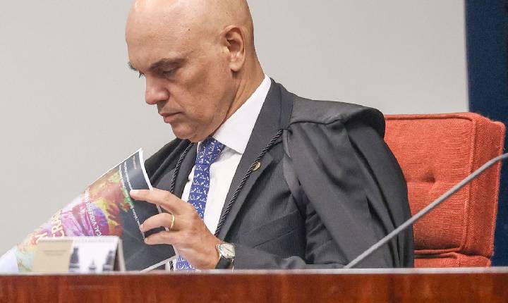 Moraes dá 24 horas para Bolsonaro explicar arma apreendida em blitz