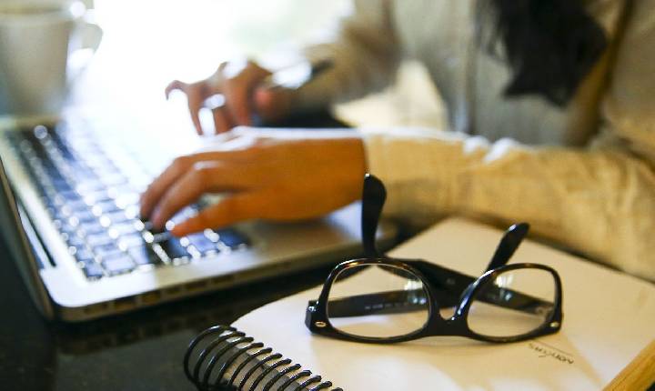 ONU Mulheres revela avanço da violência online contra jornalistas