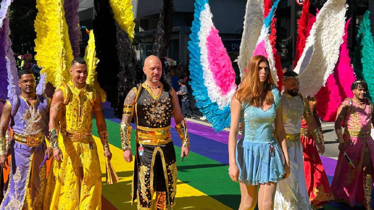Parada do Orgulho LGBT+ leva à Avenida Paulista imensa urna