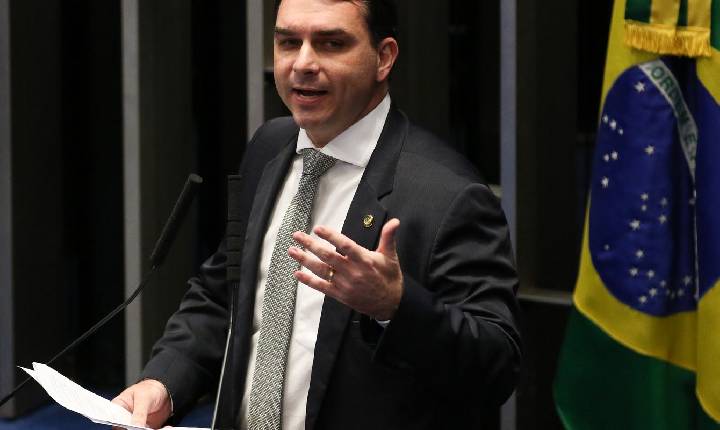 PGR pede que Flávio Bolsonaro seja ouvido por calúnia contra Lula