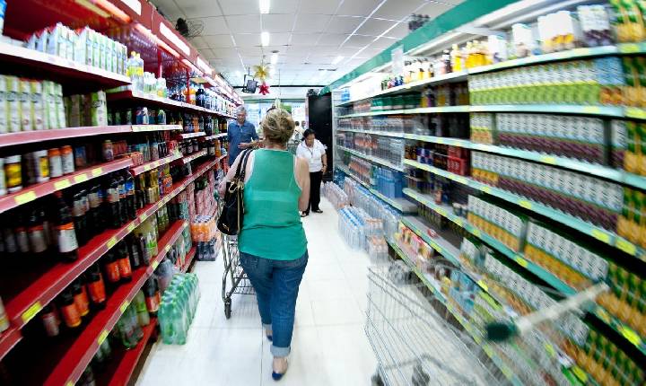 Produção industrial cai 0,6% de julho para agosto, diz IBGE