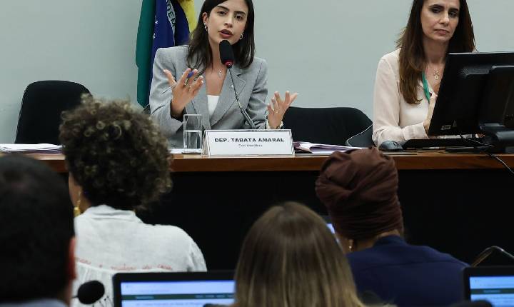 Proposta que criminaliza misoginia avança na Câmara dos Deputados