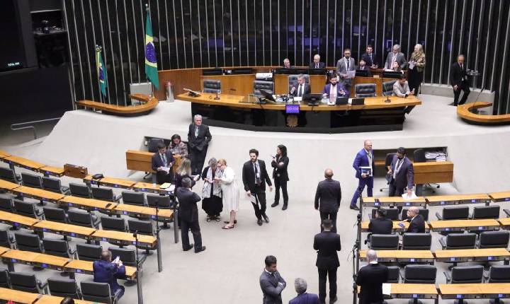 Reeleição de Lula e viagem de Flávio Bolsonaro aos EUA repercutem no Plenário