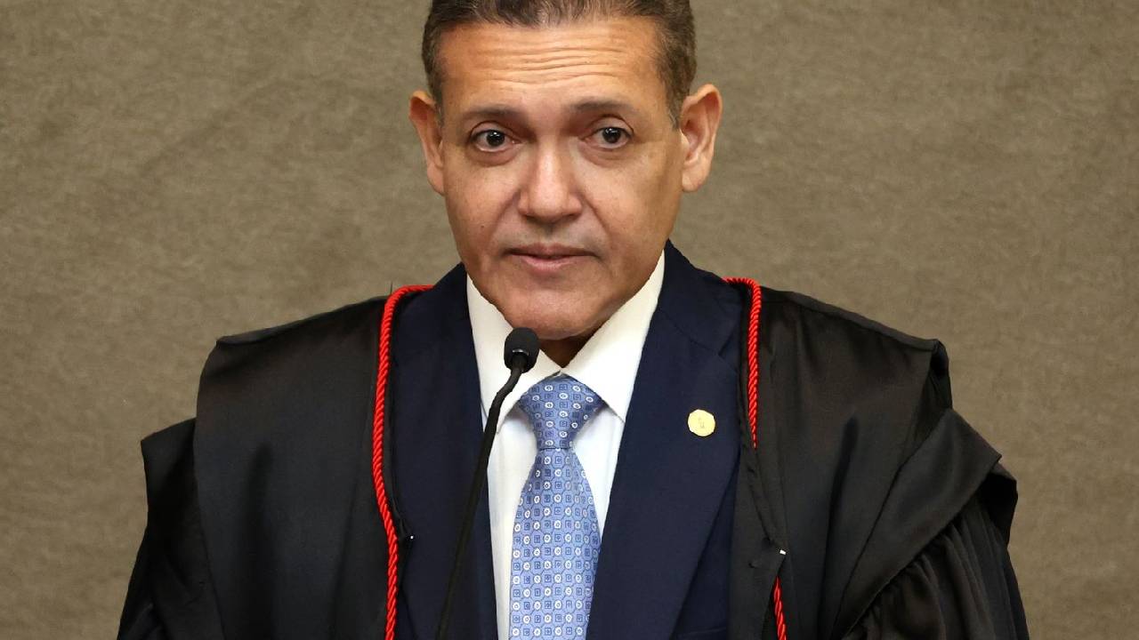 TSE atende Flávio e manda suspender canal do whatsapp Exército do Lula