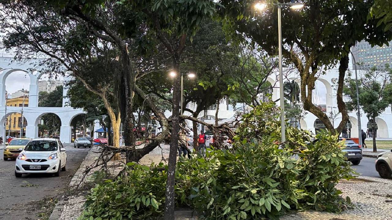 Ventania causa apagão e paralisa transportes no Rio de Janeiro