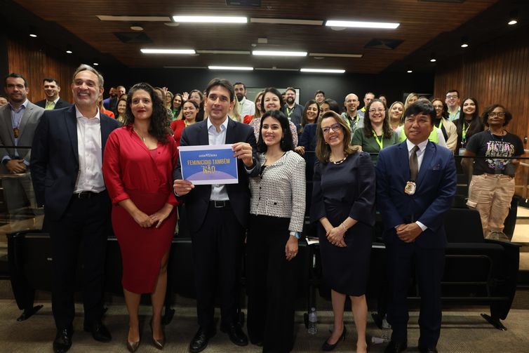 Campanha em aeroportos combate violência contra mulher