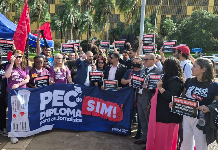 Jornalistas fazem ato contra censura e agressões na Câmara 