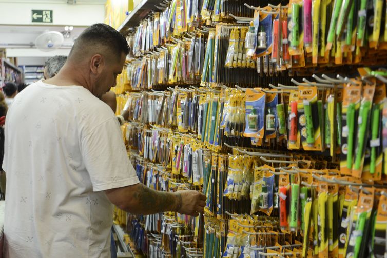 Preço de material escolar pode variar até 276% nas papelarias de SP