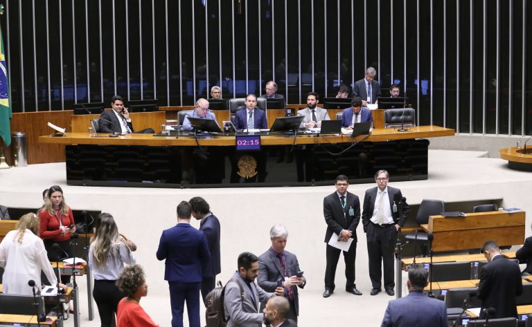 Deputados podem votar projeto que inclui violência contra filhos entre as formas de violência contra a mulher